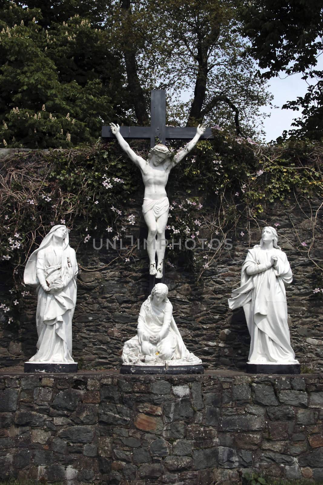 a statue of the crucifiction