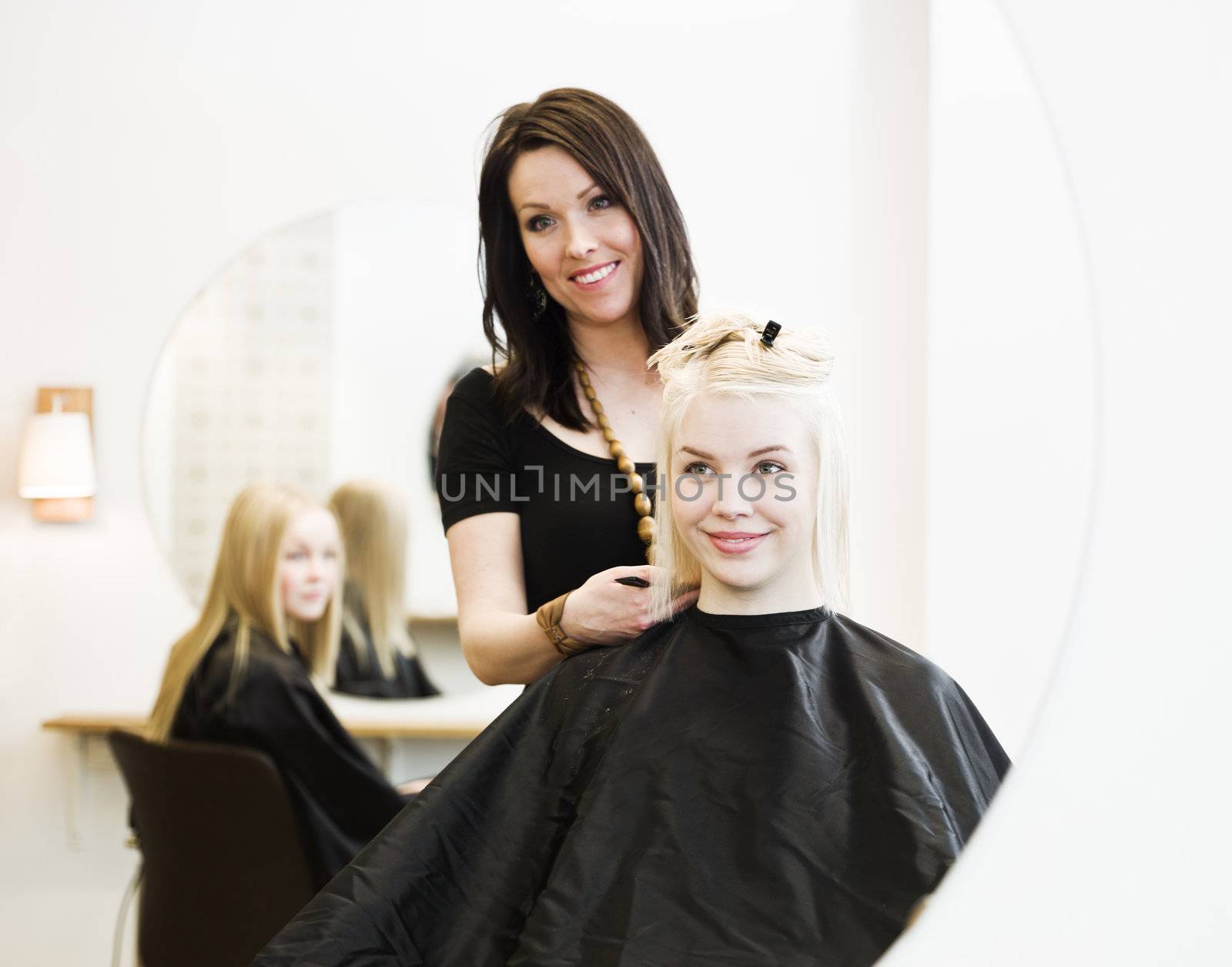 Hairdresser and customer by gemenacom