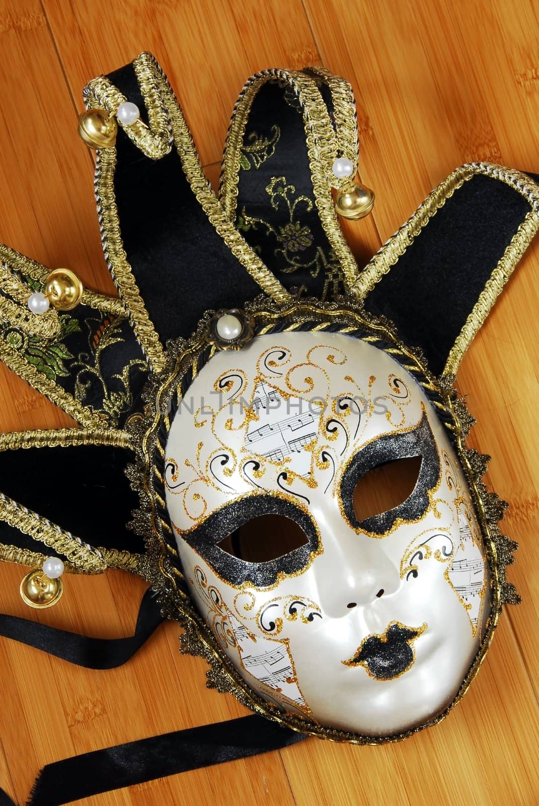 venice black and white mask with golden details