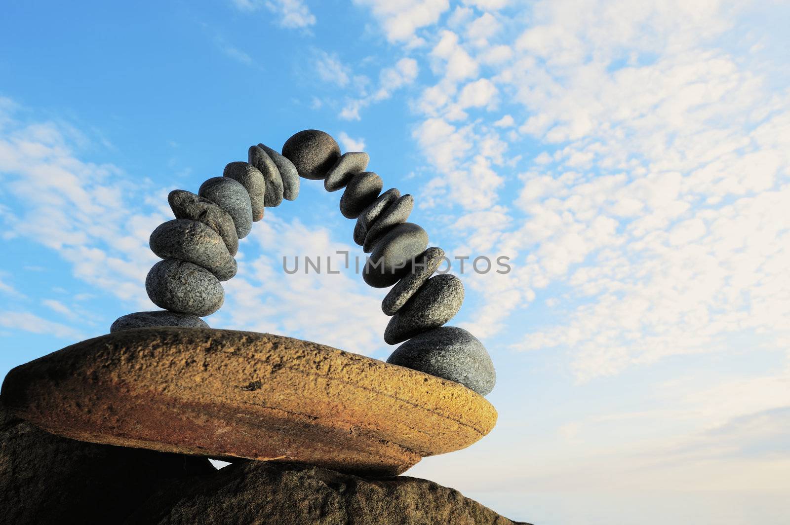 Arc crookedness of the pebbles on the seashore