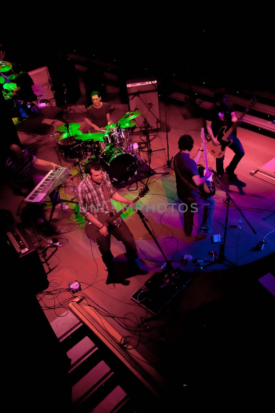 EL PUERTO DE SANTA MARIA, SPAIN - APR 24: Concert of the group of Indie Pop, Champagne on Apr 24, 2009, on the discotheque Mucho Teatro on El Puerto de Santa Maria, Cadiz, Spain