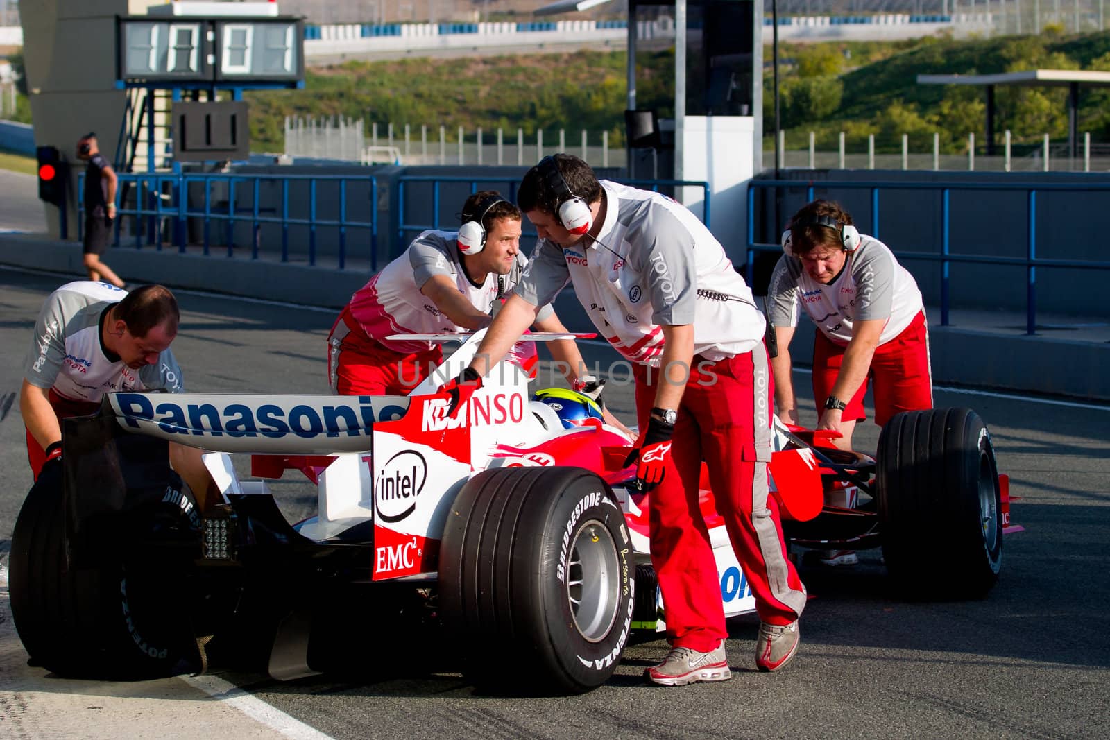 JEREZ DE LA FRONTERA, SPAIN - OCT 11: Ricardo Zonta of Toyota F1 enters the pit on training session on October 11 , 2006 in Jerez de la Frontera , Spain