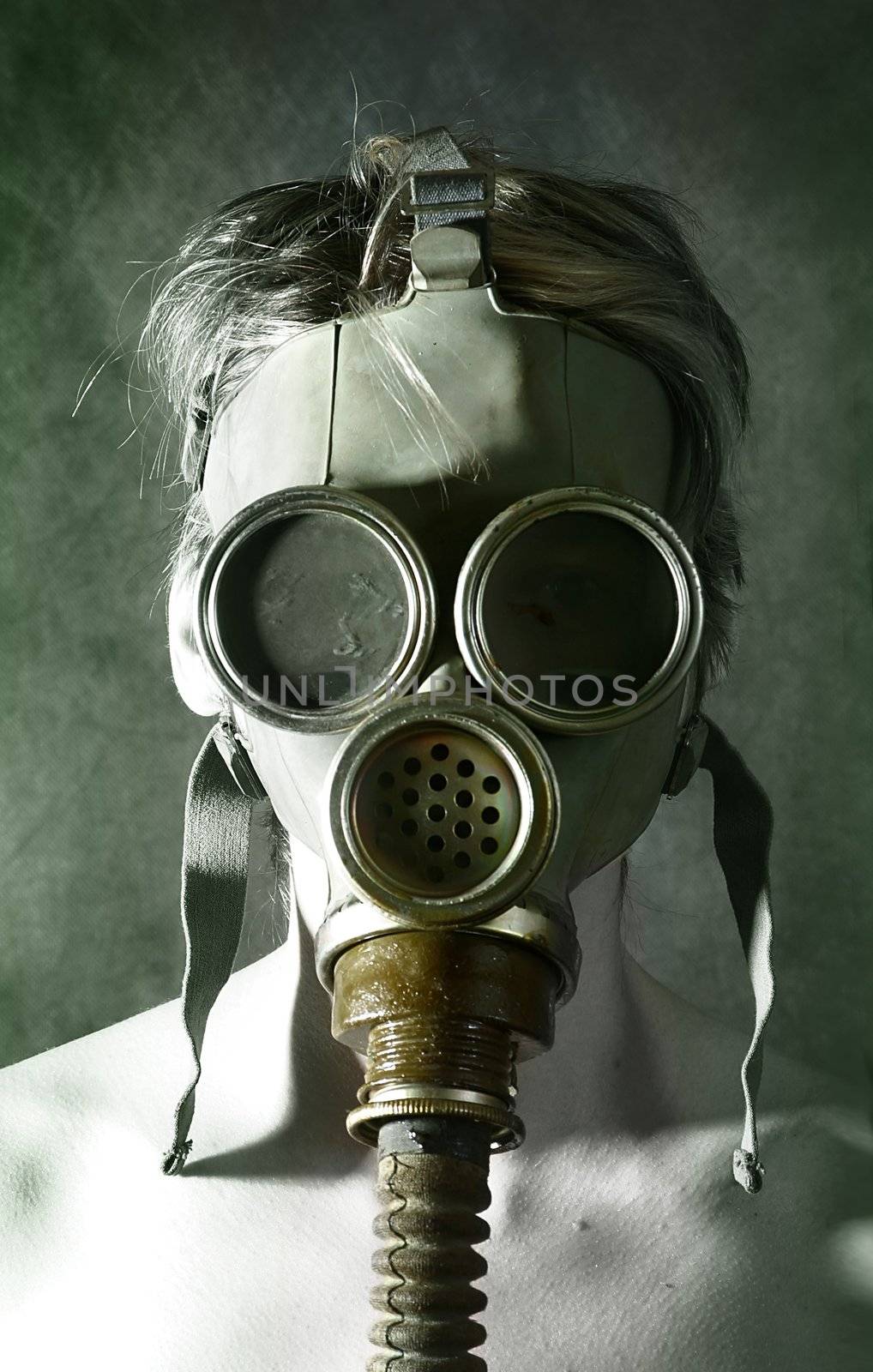 The person in a gas mask holds hands a head