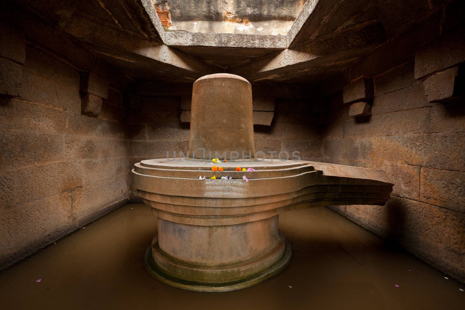 Badavi Linga (Badavlinga) - monolithic Shiva Linga. Hampi, Karnataka
