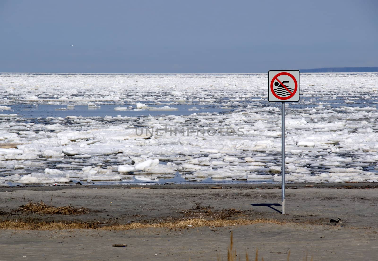 The sign forbids to people to bathe in the sea