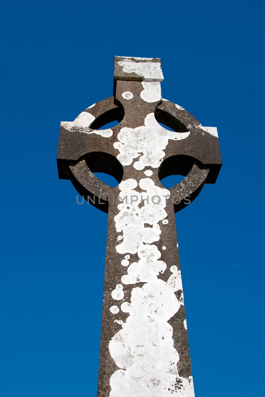 a celtic cross in an irish graveyard