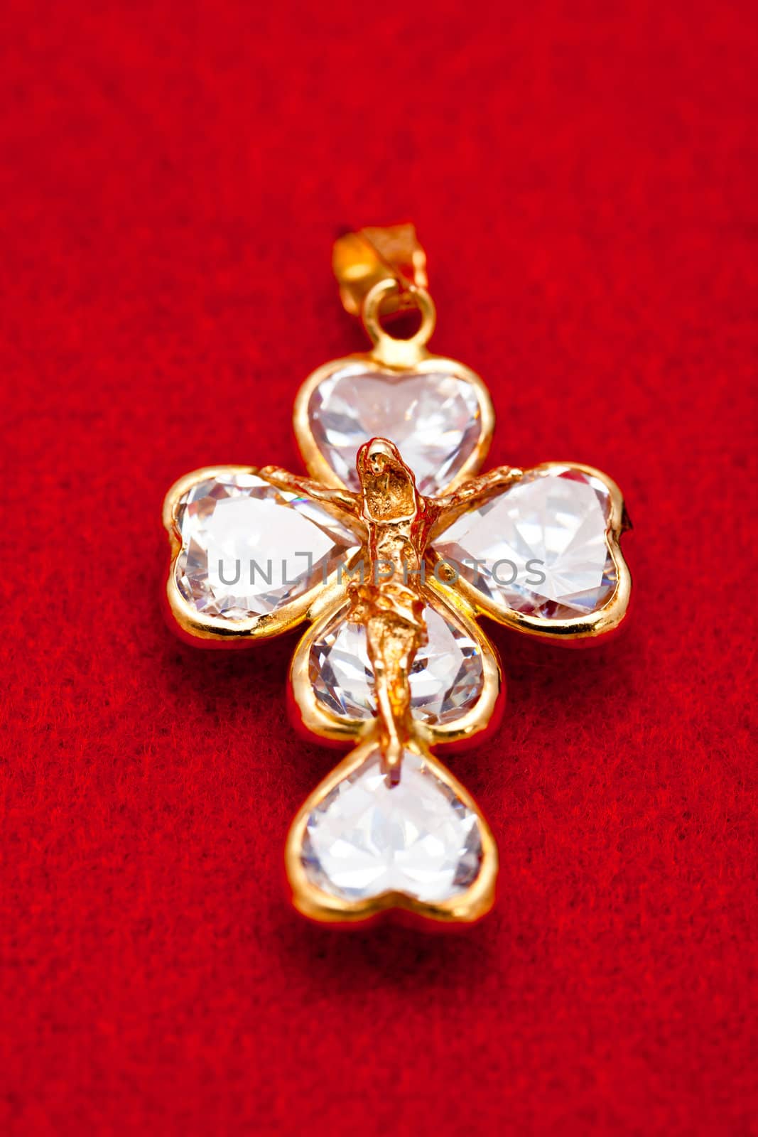 Pendant of a crucifix with five zirconia enchased