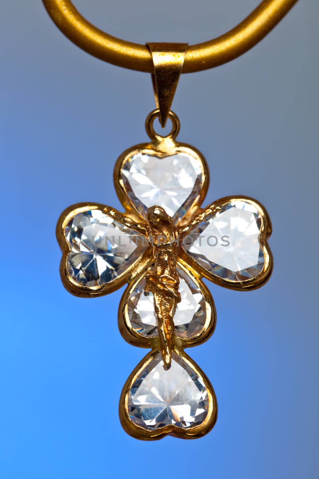 Pendant of a crucifix with five zirconia enchased