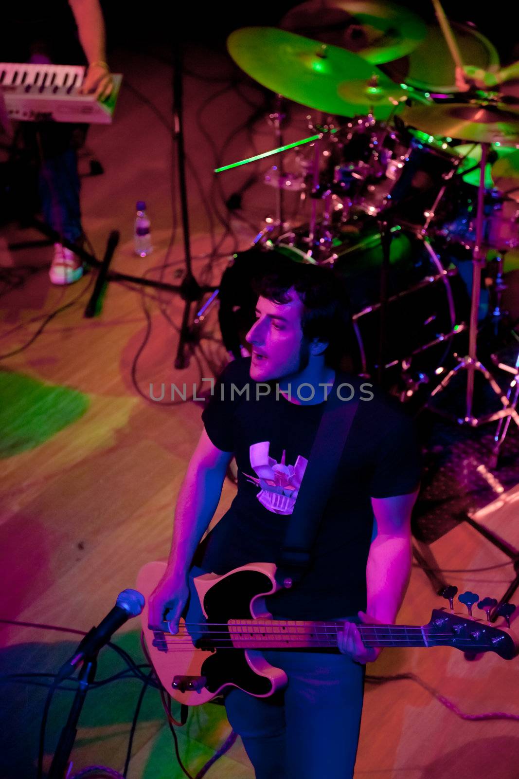 EL PUERTO DE SANTA MARIA, SPAIN - APR 24: Concert of the group of Indie Pop, Champagne on Apr 24, 2009, on the discotheque Mucho Teatro on El Puerto de Santa Maria, Cadiz, Spain