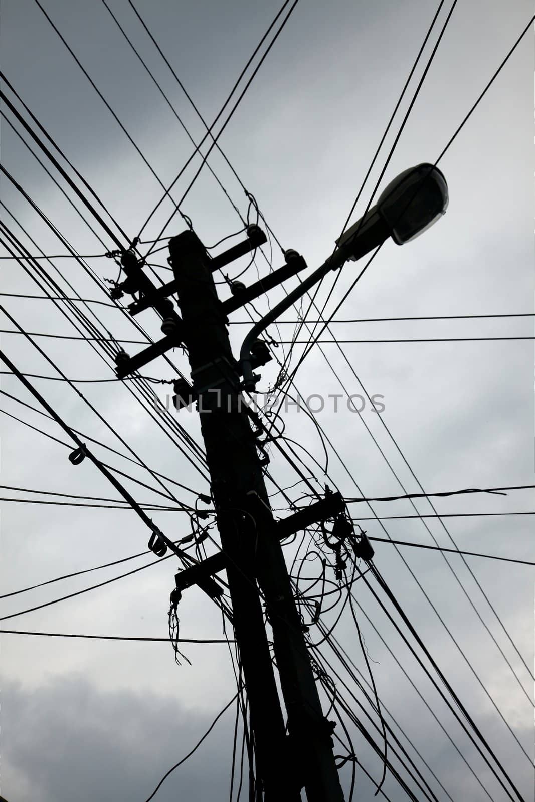 Chaotic wires on an electric pillar