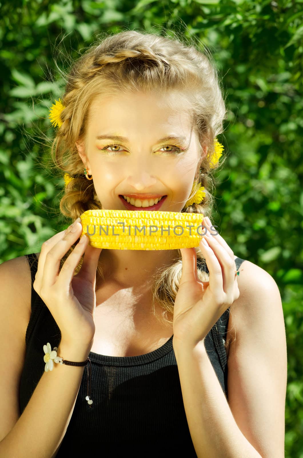 Close-up outdoor portrait of young beauty woman eating corn-cob