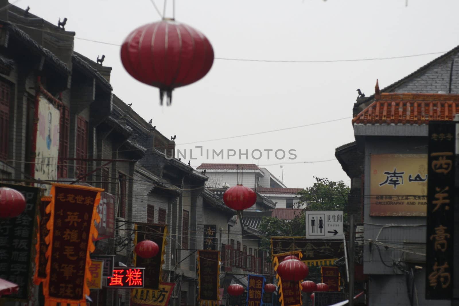 latern in the old city of Luoyang by koep