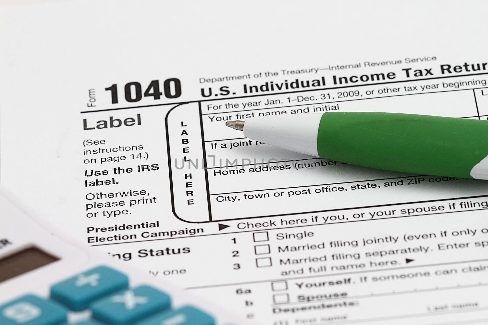 Tax Form 1040 with DOF / Focus is on the pen.