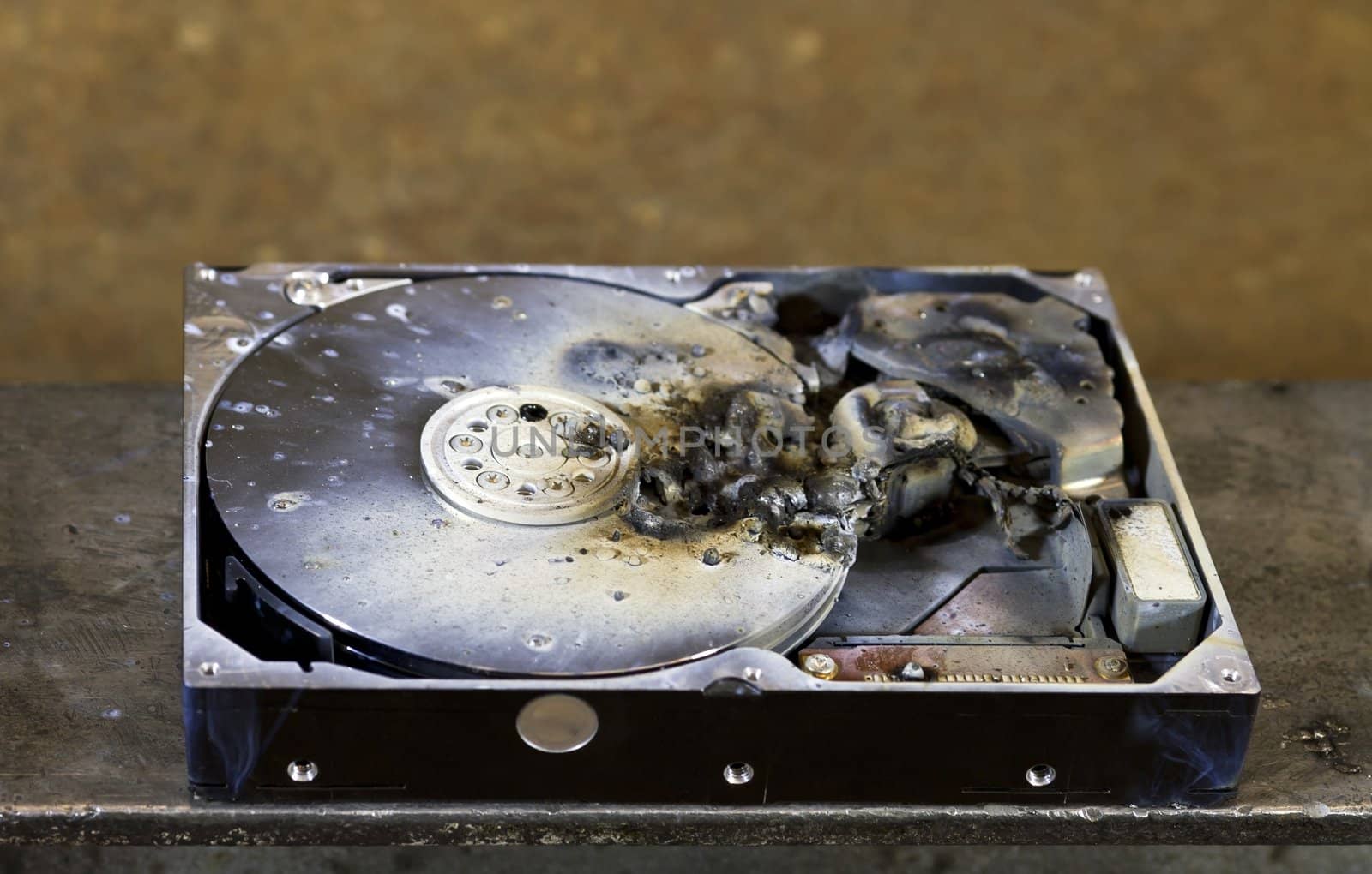 dead hard drive in close up by gewoldi