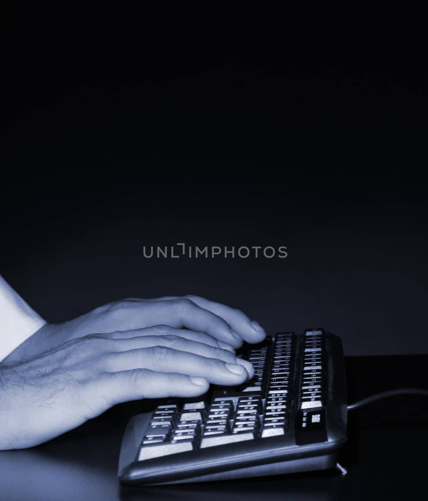 Hands above the keyboard by galdzer