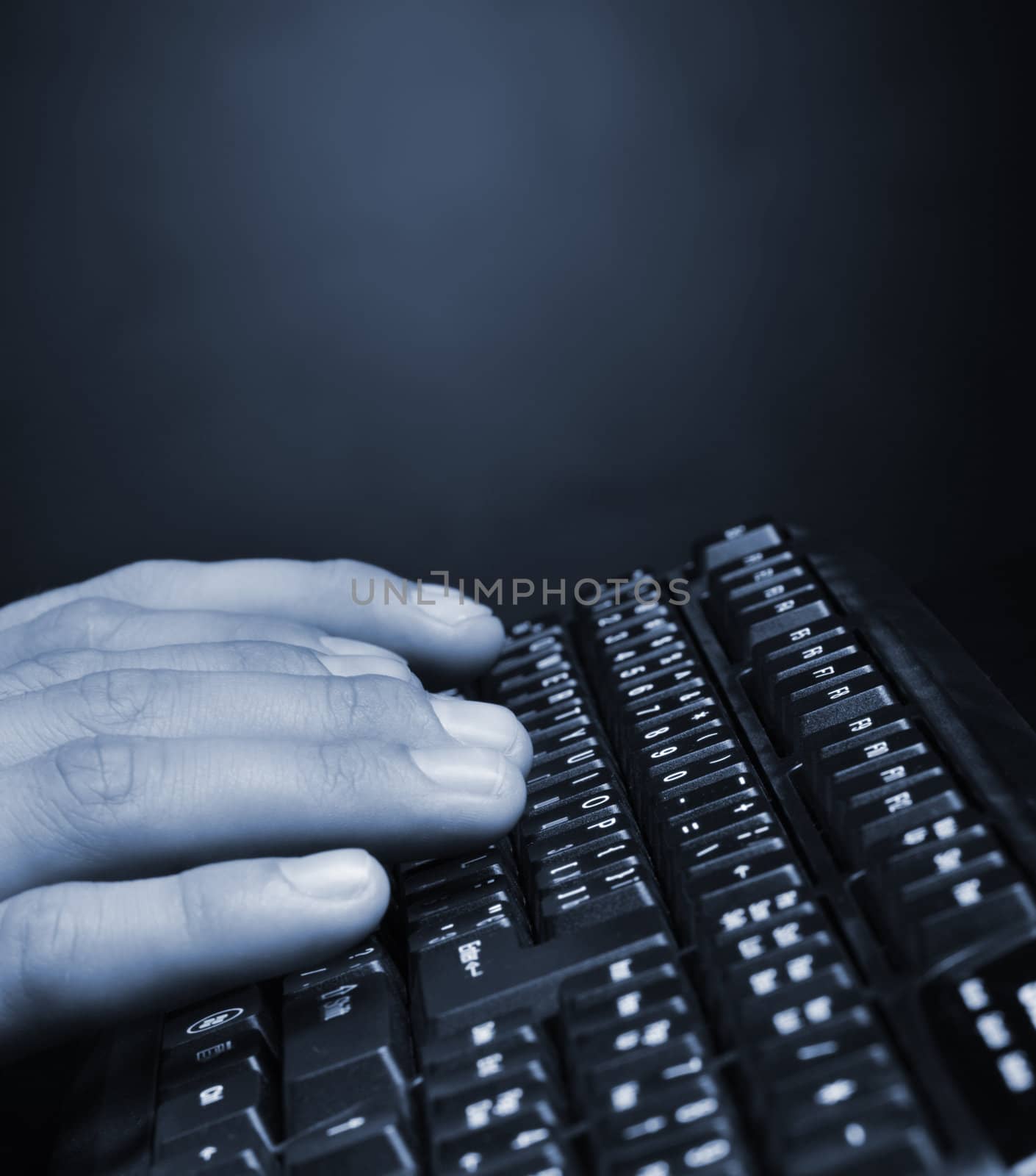 Hands above the keyboard by galdzer