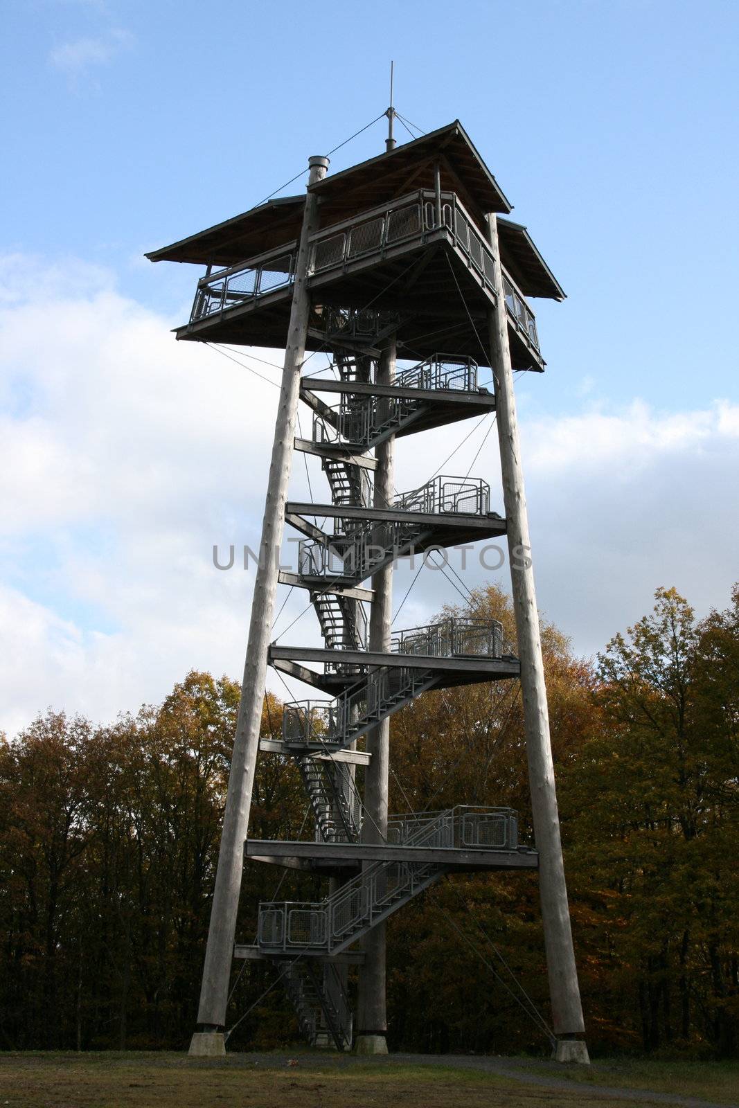 Aussichtsturm bei Hattgenstein,Deutschland,das am Höchstgelegenes Dorf in Rheinland Pfalz	
Observation tower at Hattgenstein, Germany, the highest village in Rhineland Palatinate