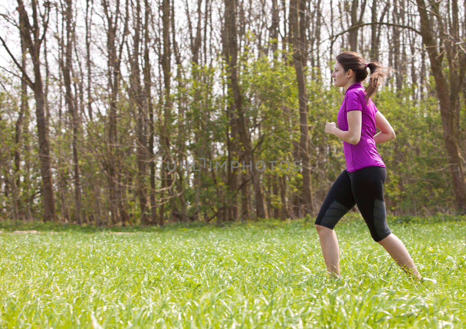 Woman running by Fotosmurf