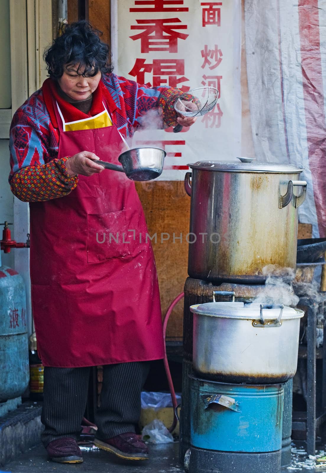 chinese cook  in shanghai china