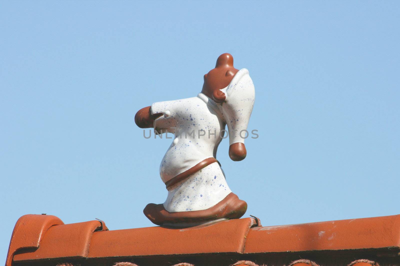 ein aus Ton gefertigter Schlafwandler,auf einem Dachfirst	
which are made of clay sleepwalkers, on a ridge