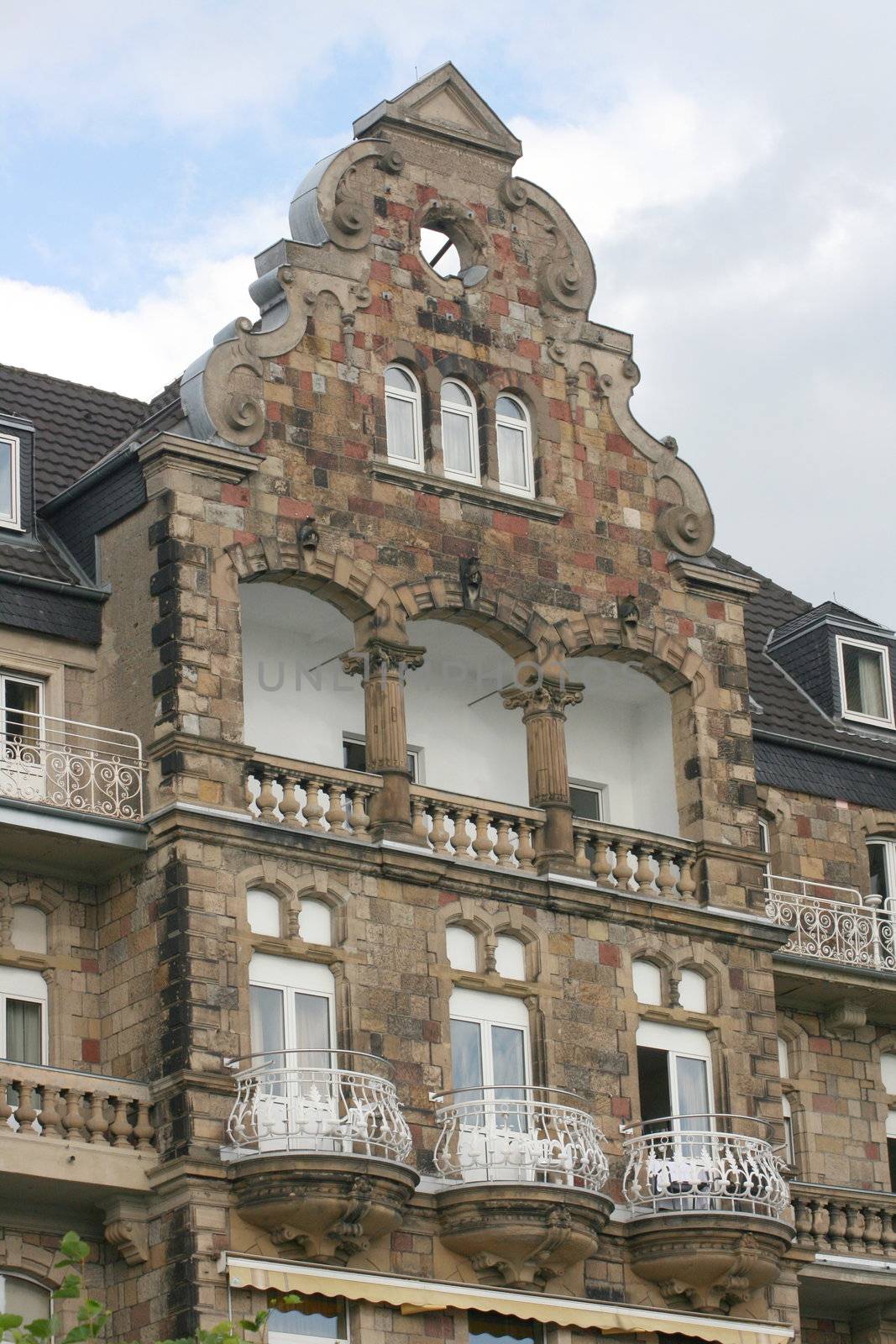 schöne verzierte Hausfassade in Königswinter,Deutschland	
beautiful ornate facade in Königswinter, Germany