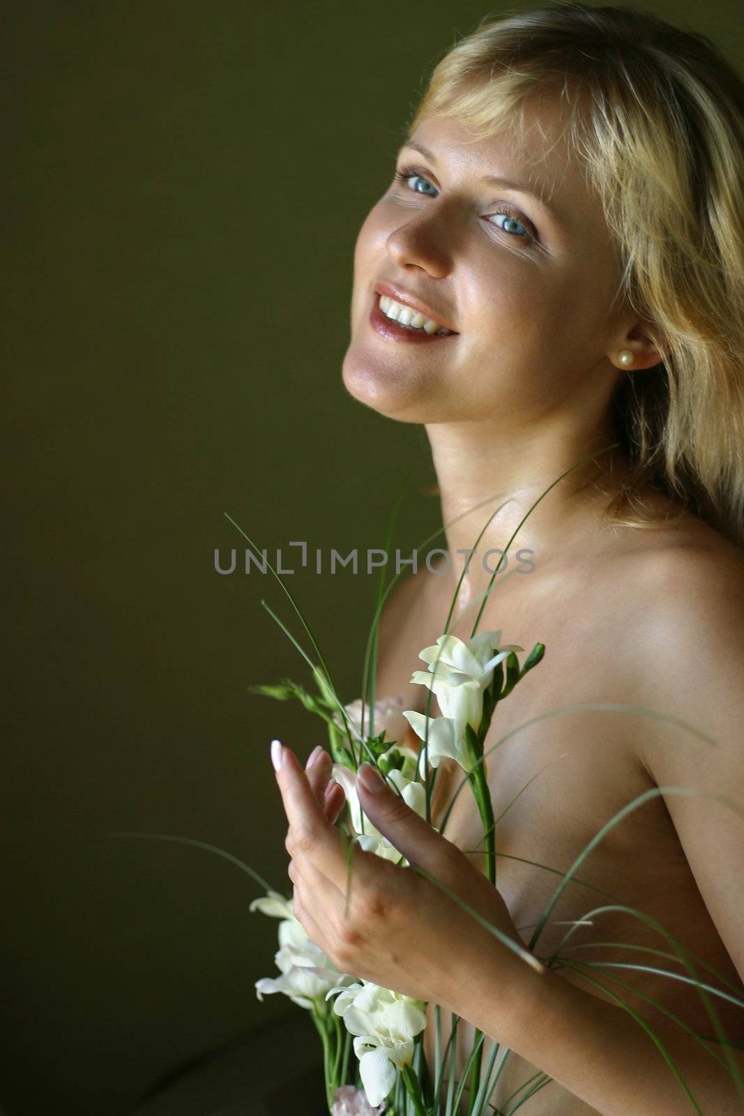 Portrait of the beautiful blonde with a bouquet of flowers