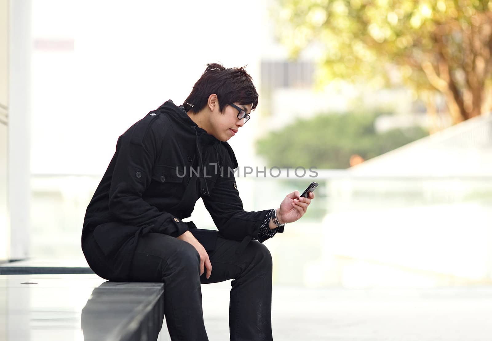 man sms on cell phone by leungchopan
