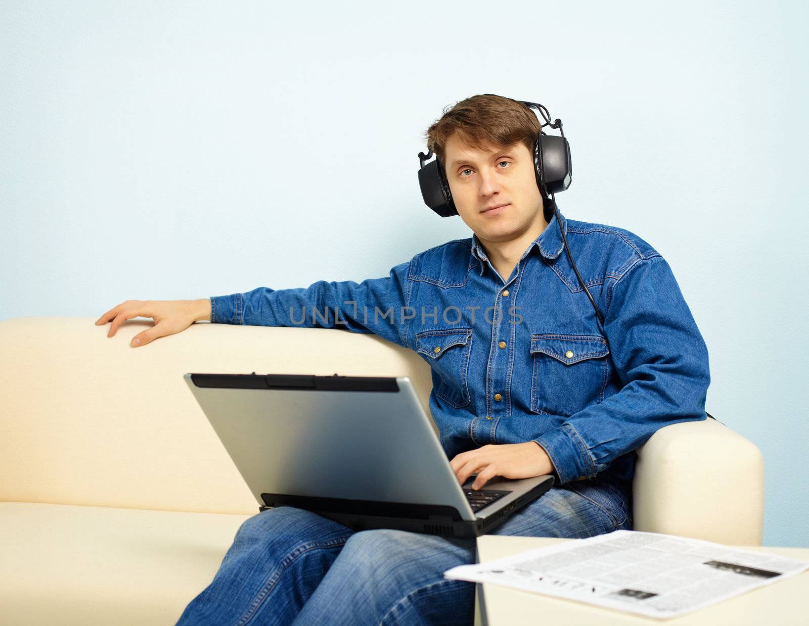 People at home listening to symphonic music with a computer