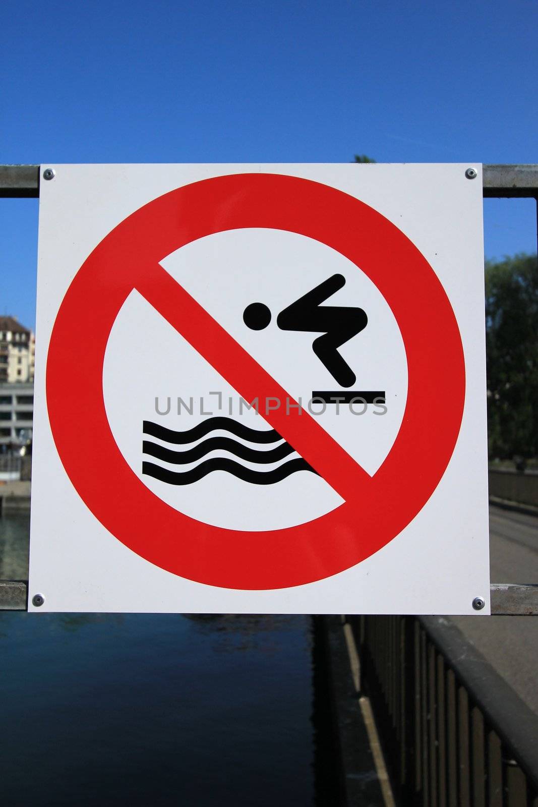sign - no diving on a metallic fence near the water lake