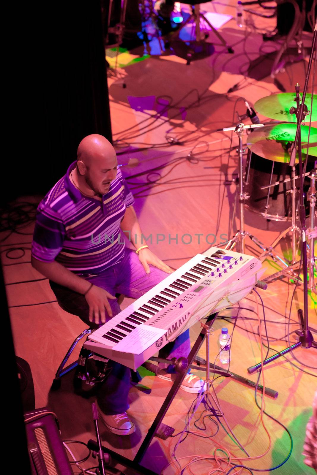 EL PUERTO DE SANTA MARIA, SPAIN - APR 24: Concert of the group of Indie Pop, Champagne on Apr 24, 2009, on the discotheque Mucho Teatro on El Puerto de Santa Maria, Cadiz, Spain