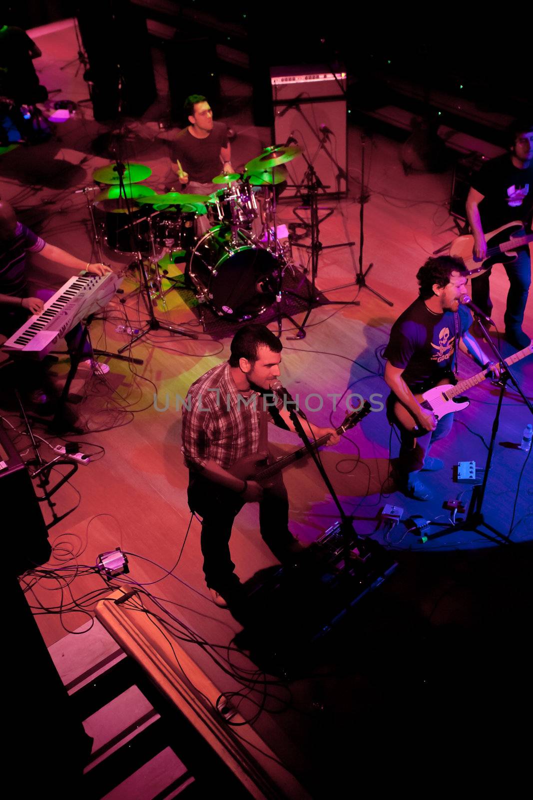 EL PUERTO DE SANTA MARIA, SPAIN - APR 24: Concert of the group of Indie Pop, Champagne on Apr 24, 2009, on the discotheque Mucho Teatro on El Puerto de Santa Maria, Cadiz, Spain