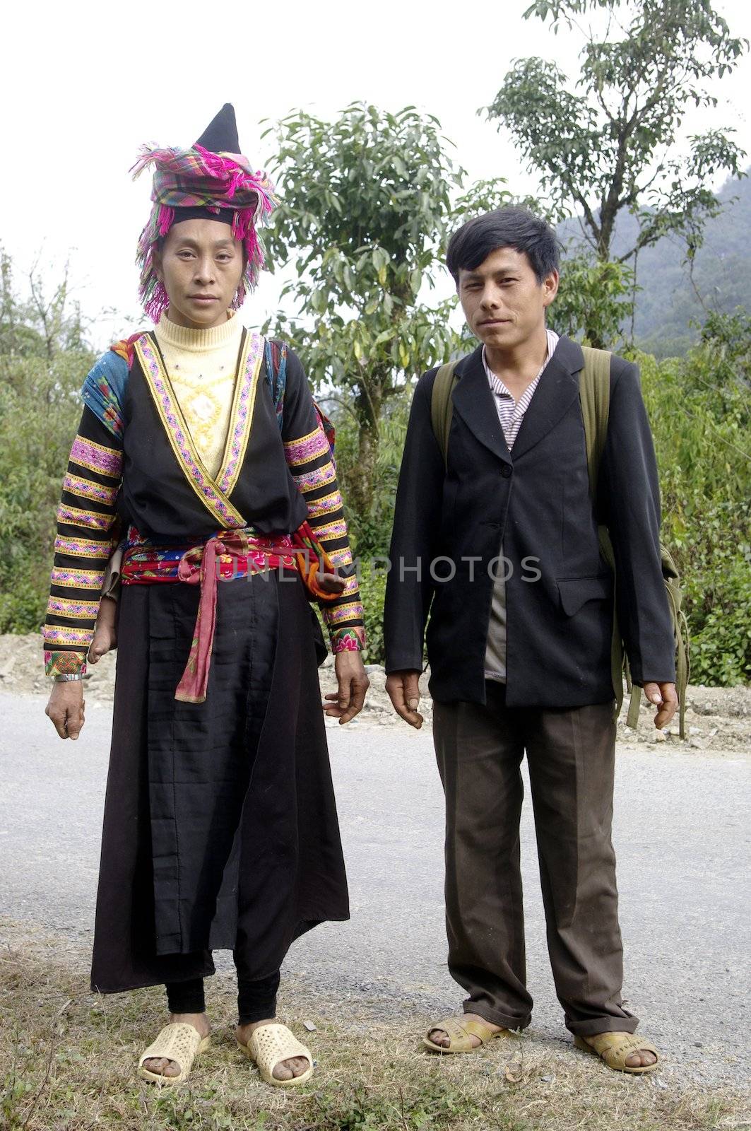 On the road a couple ethnic La Chi and their baby will travel 20 km walk to the wedding of a neighbor. They left at night to arrive before noon. If the woman has retained the traditional clothing, men often abandoned.