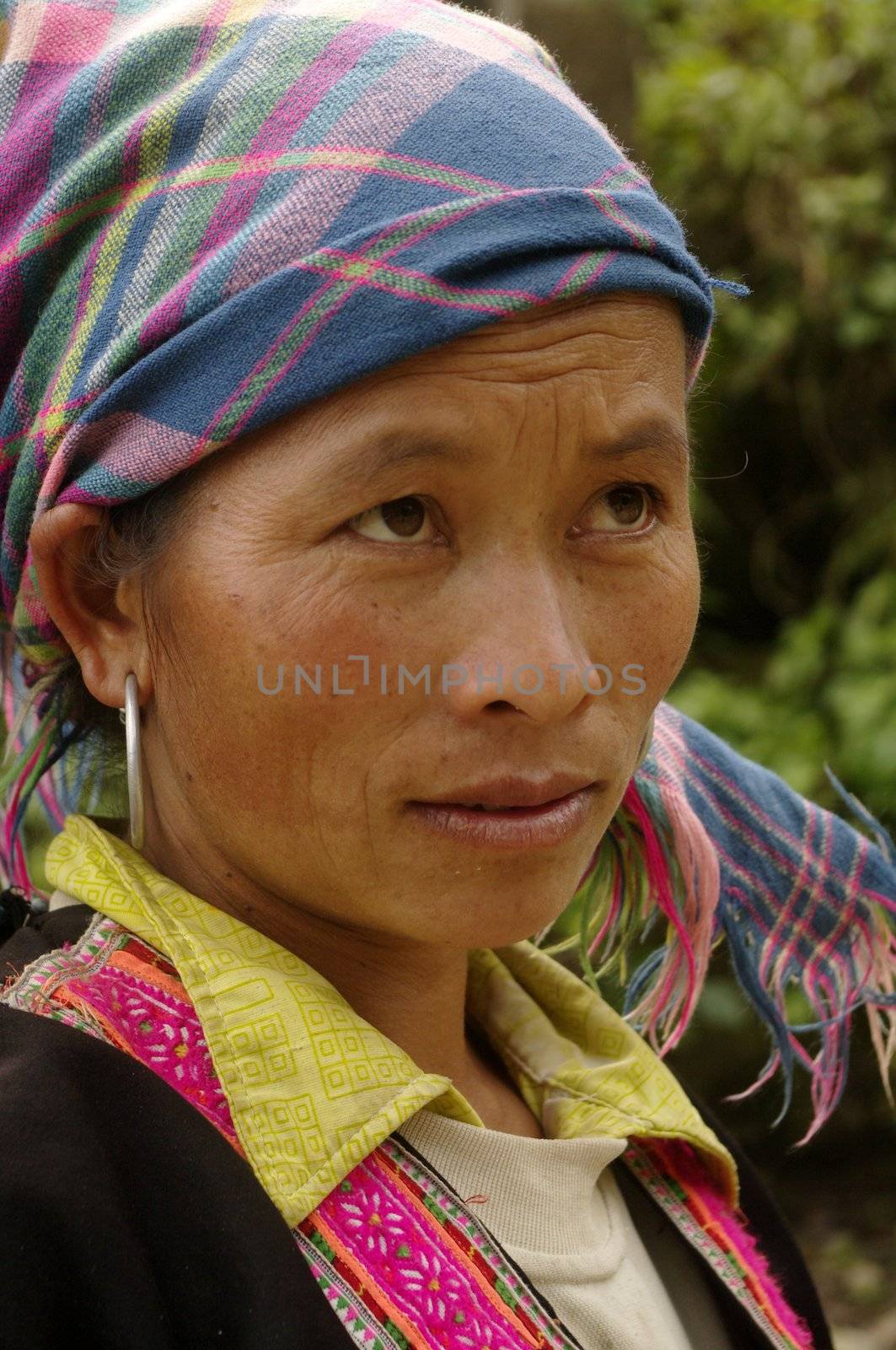 Flowered Hmong female by Duroc