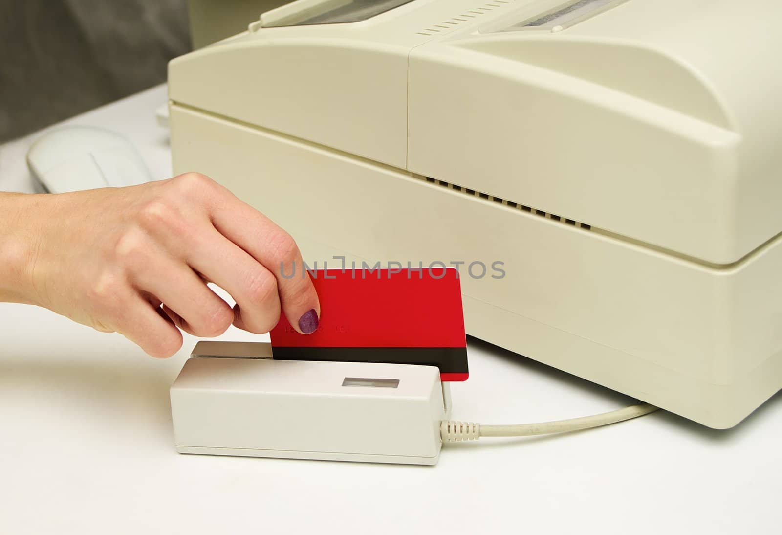  hand puts in credit card in card reader 