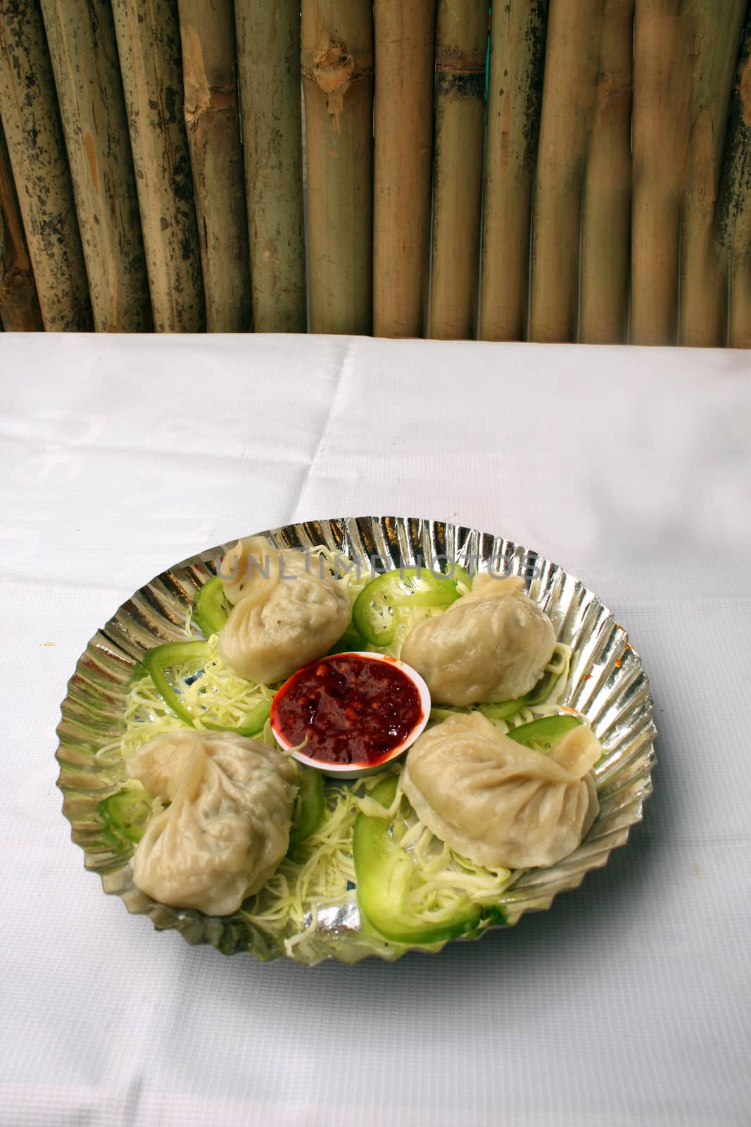 Delicious chicken momos served in a plate.