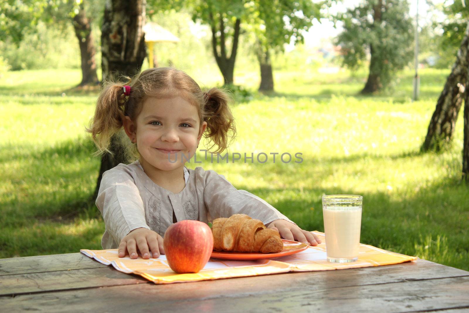 little girl with healthy breakfast
