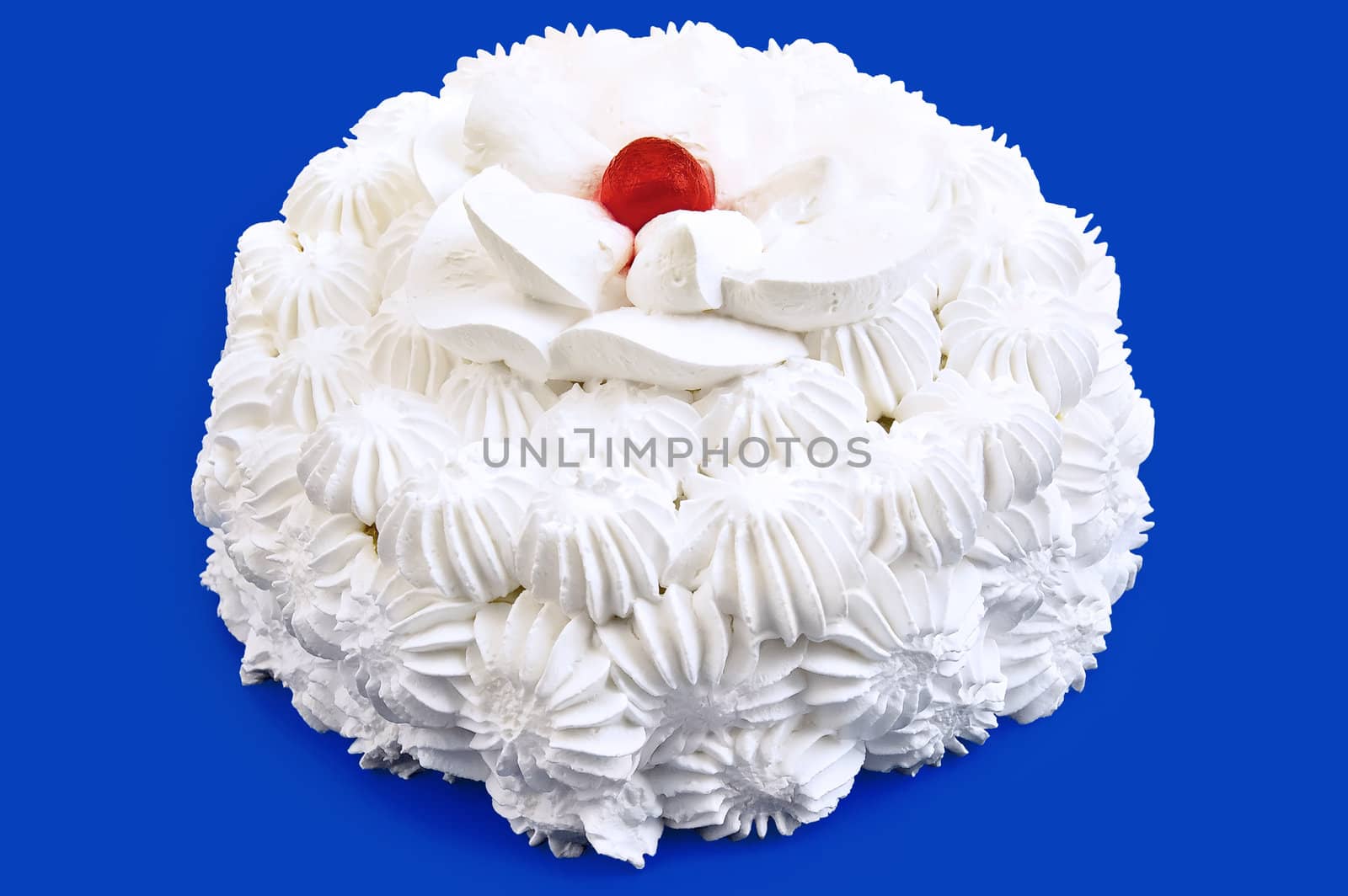 Round sponge cake with white cream and red air scoop the jelly on a blue background