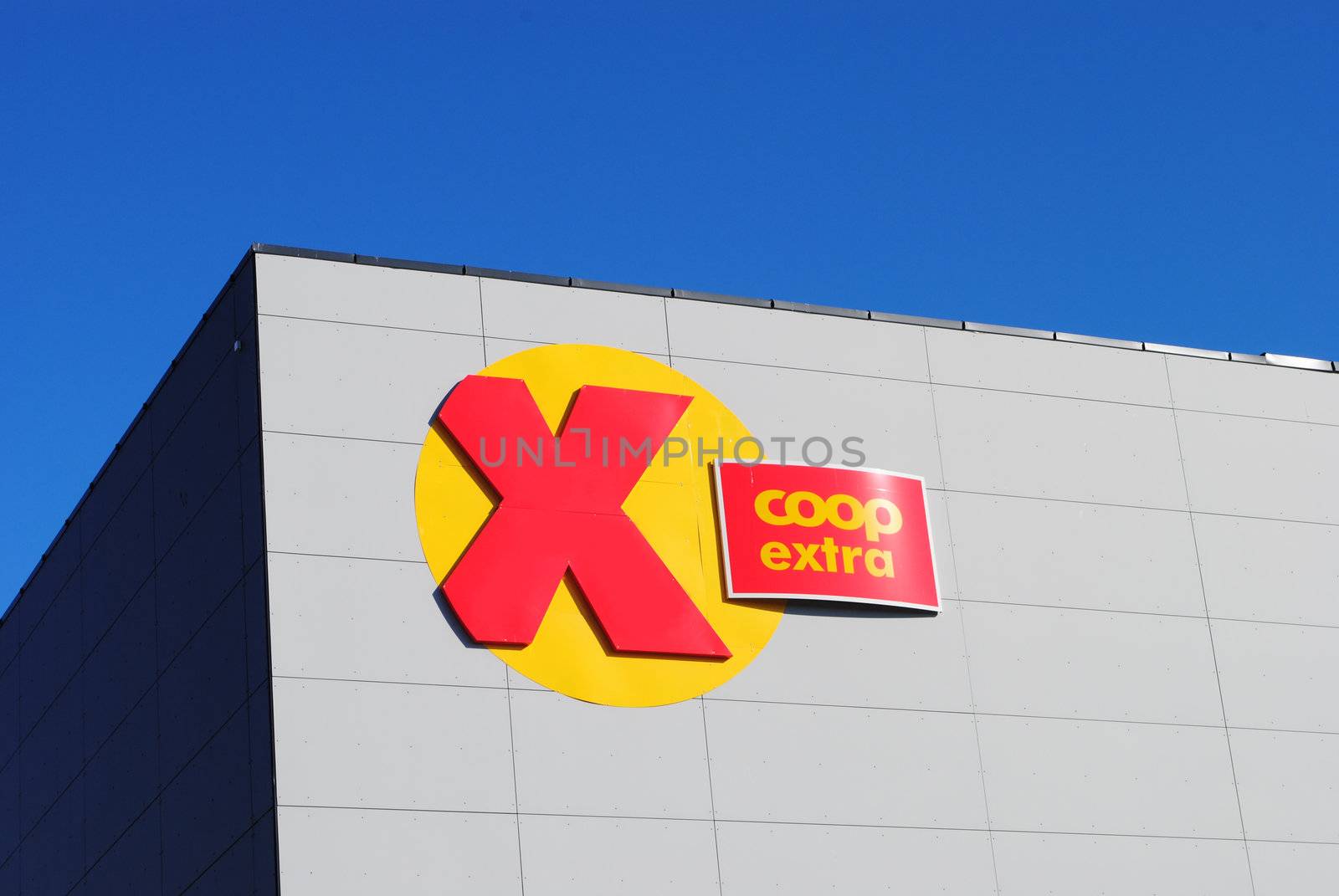 Logo of a Coop Extra super market store.