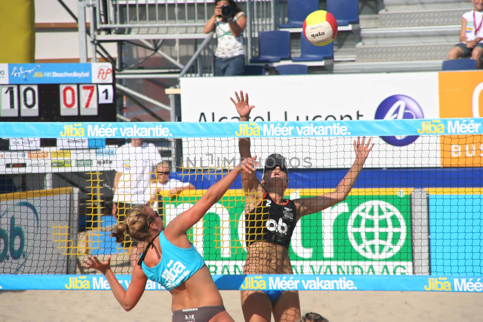 Smashing at the net in the finals of the Dutch championship beach volleyball