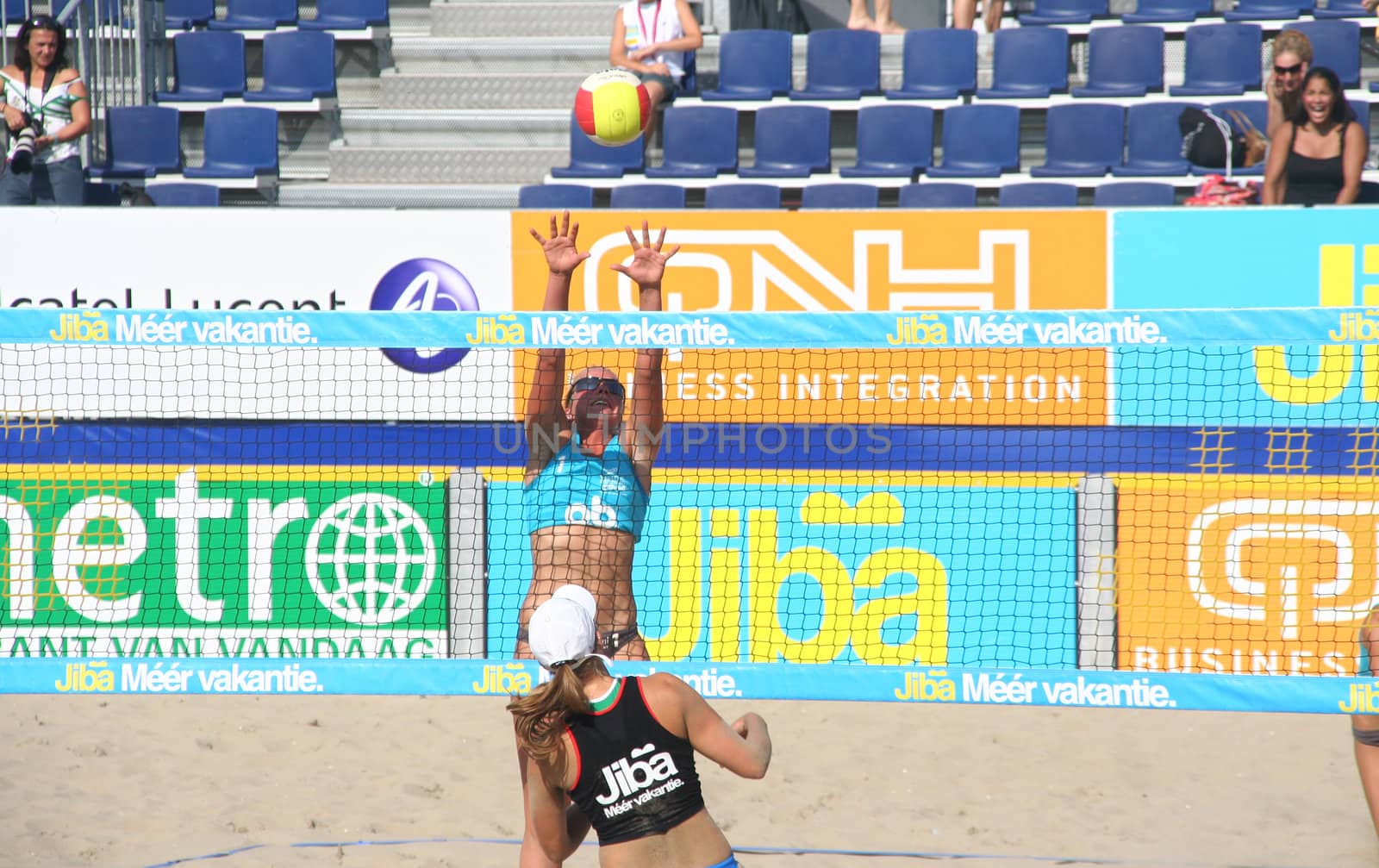 Smashing at the net in the finals of the Dutch championship beach volleyball