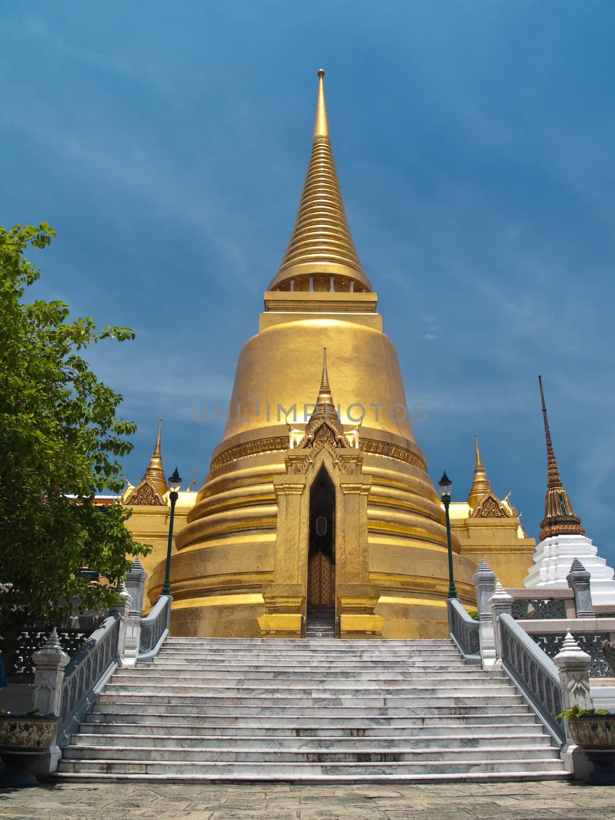 Phra Sri Ratana Chedi by Exsodus