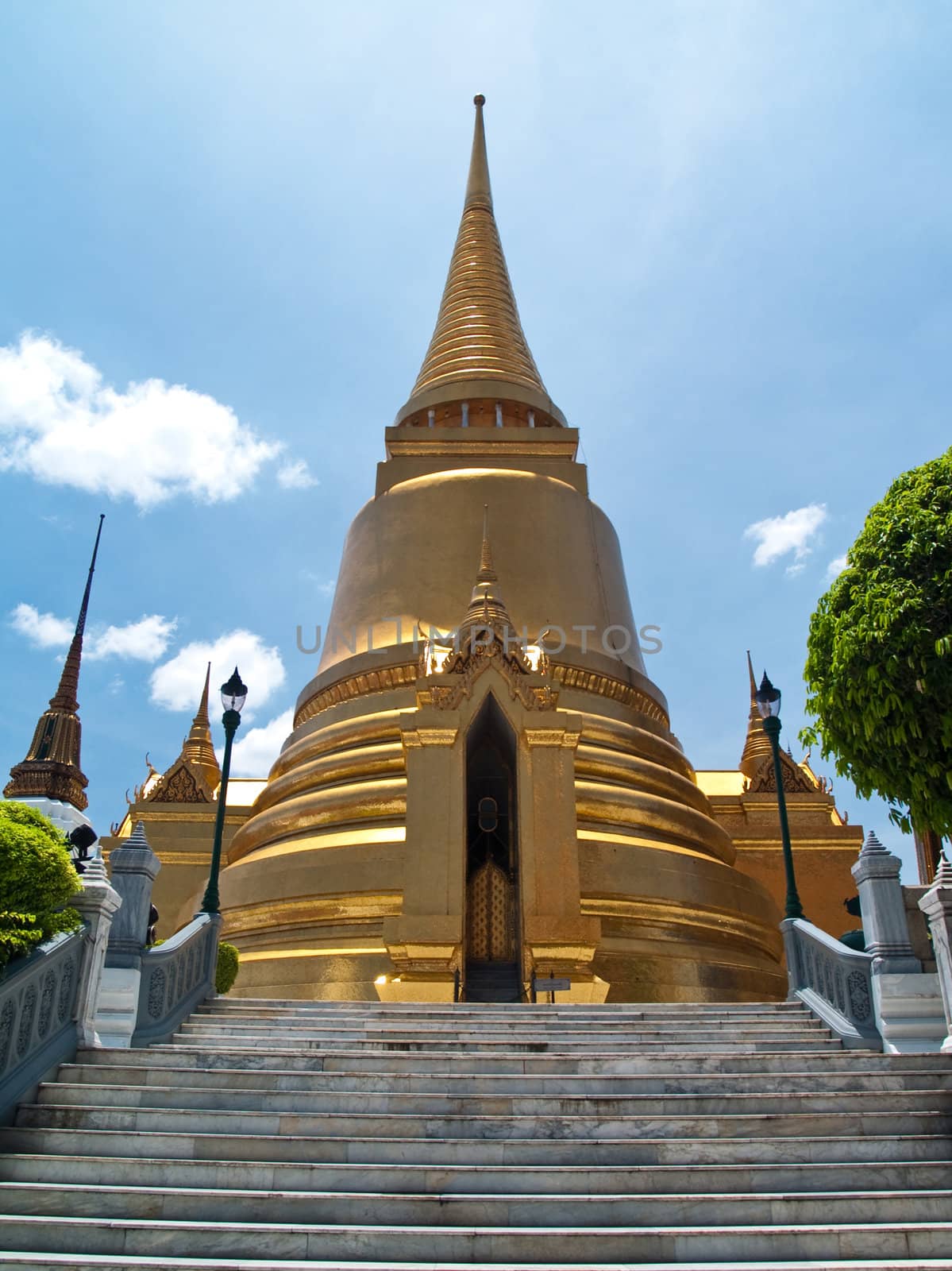 Phra Sri Ratana Chedi by Exsodus