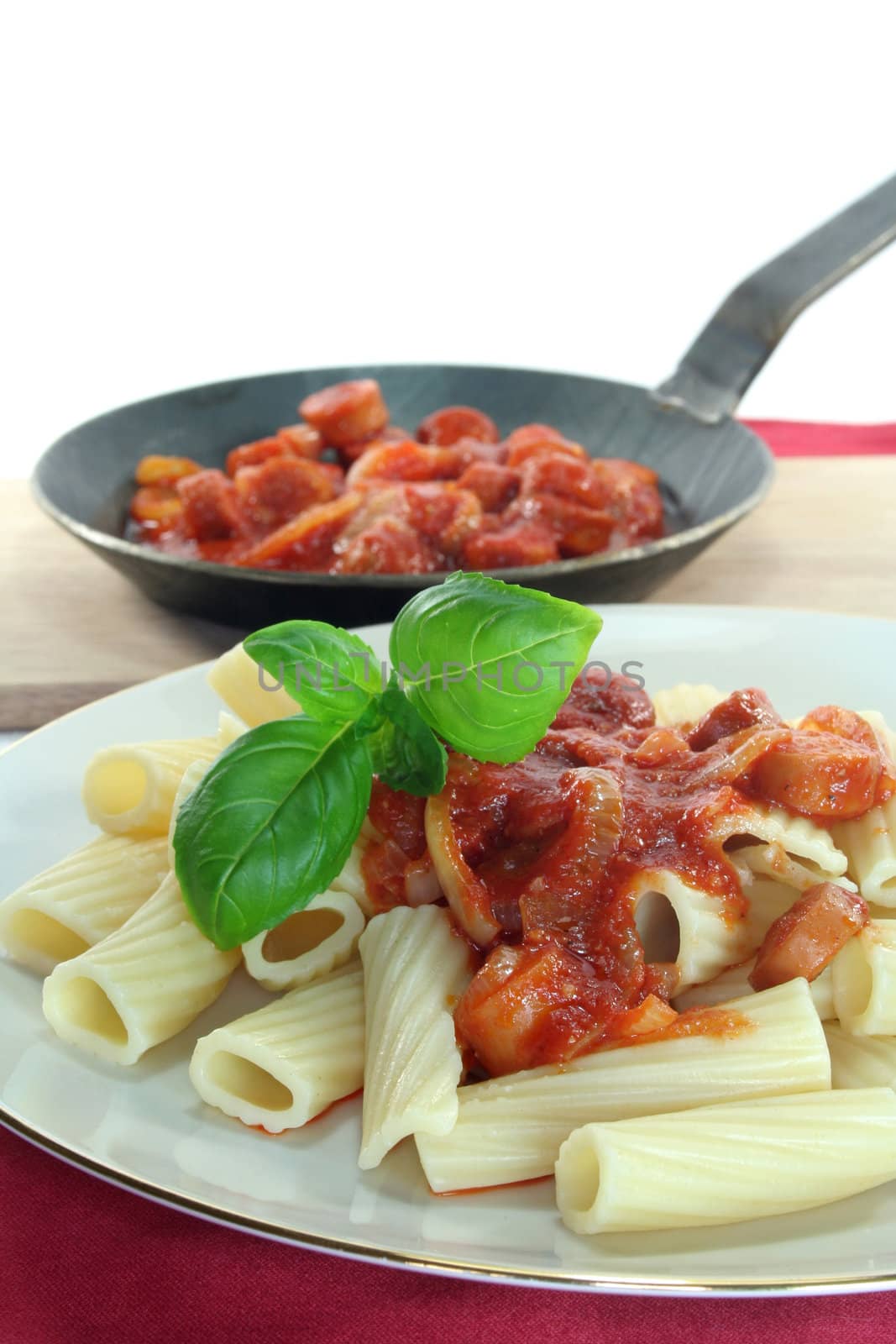 Tortiglione with tomato sauce and basil