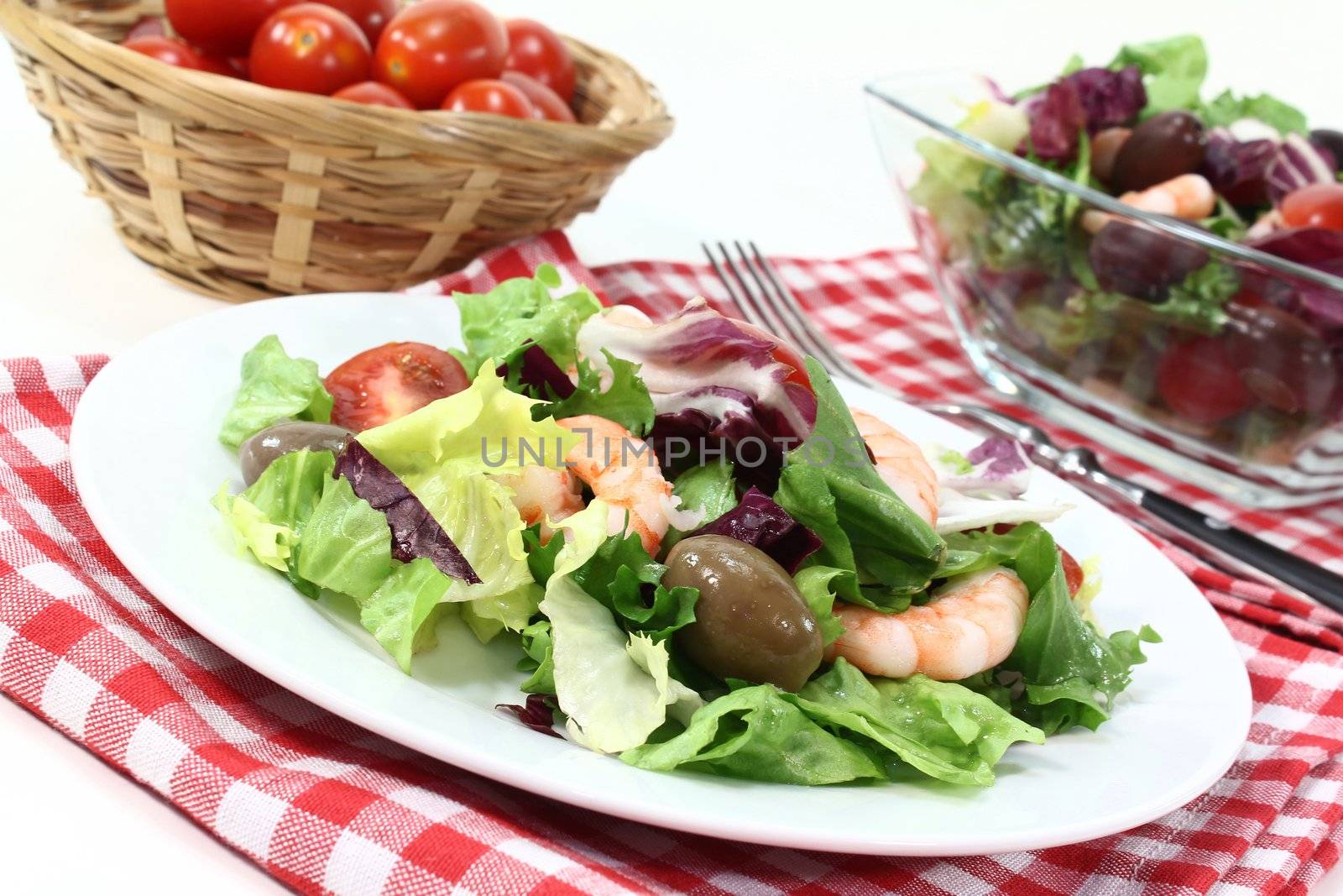 mixed leaf salad with shrimp and tomatoes