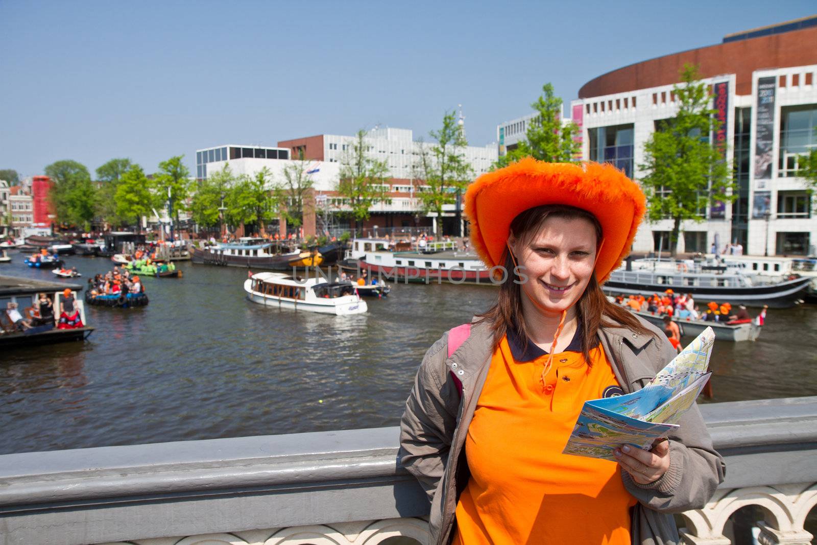 turist in Amsterdam celebrate Queen's Day