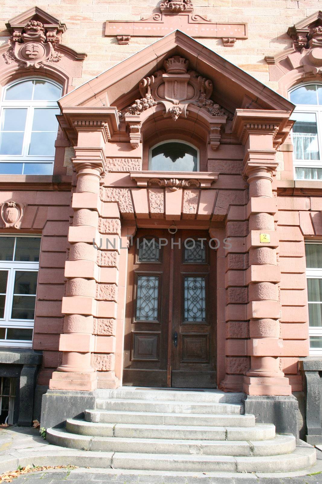 schöner Eingangsbereich mit verzierter Holztür,und Sandsteinstrukturen	
nice entrance with ornate wooden door, and sandstone structures