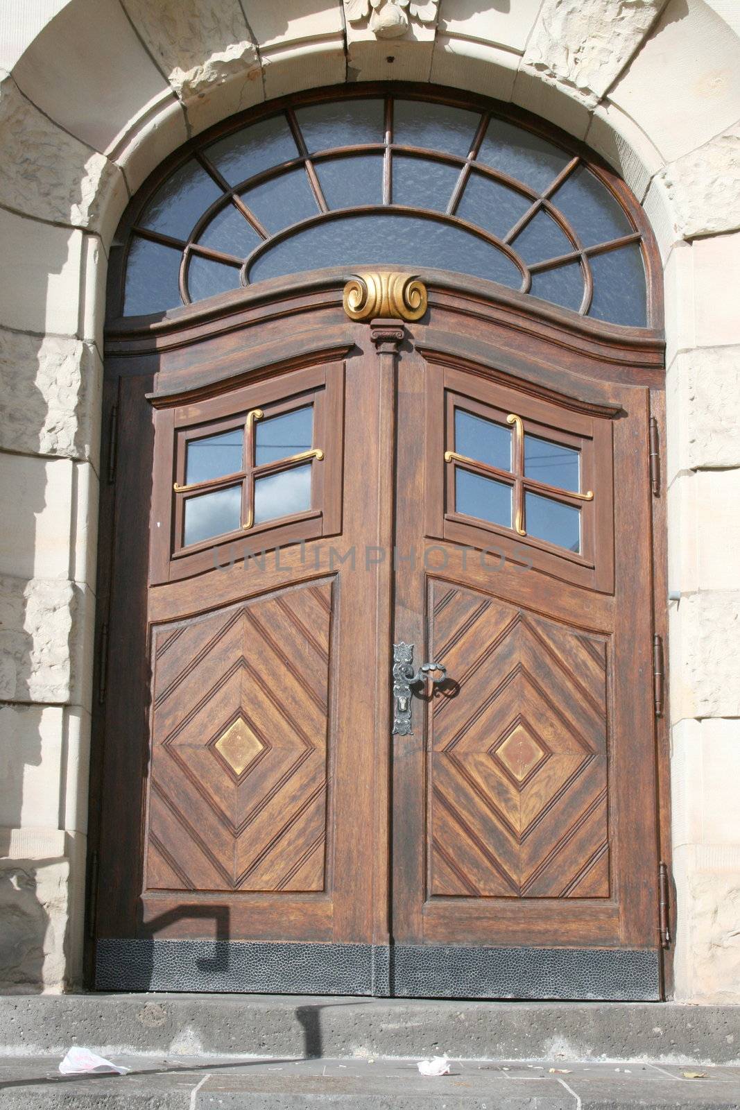 Eingangsbereich mit verzierter,zweiflügeliger Holztür	
Entrance with ornate, two-leaf timber door