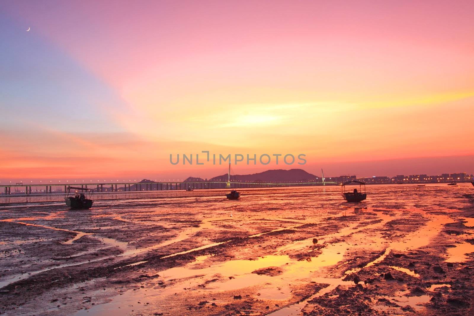 Sunset along the coast at magic hour by kawing921