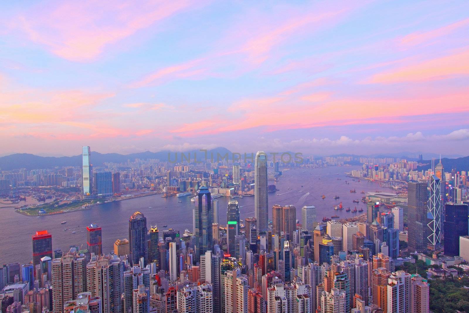 Hong Kong at sunset by kawing921