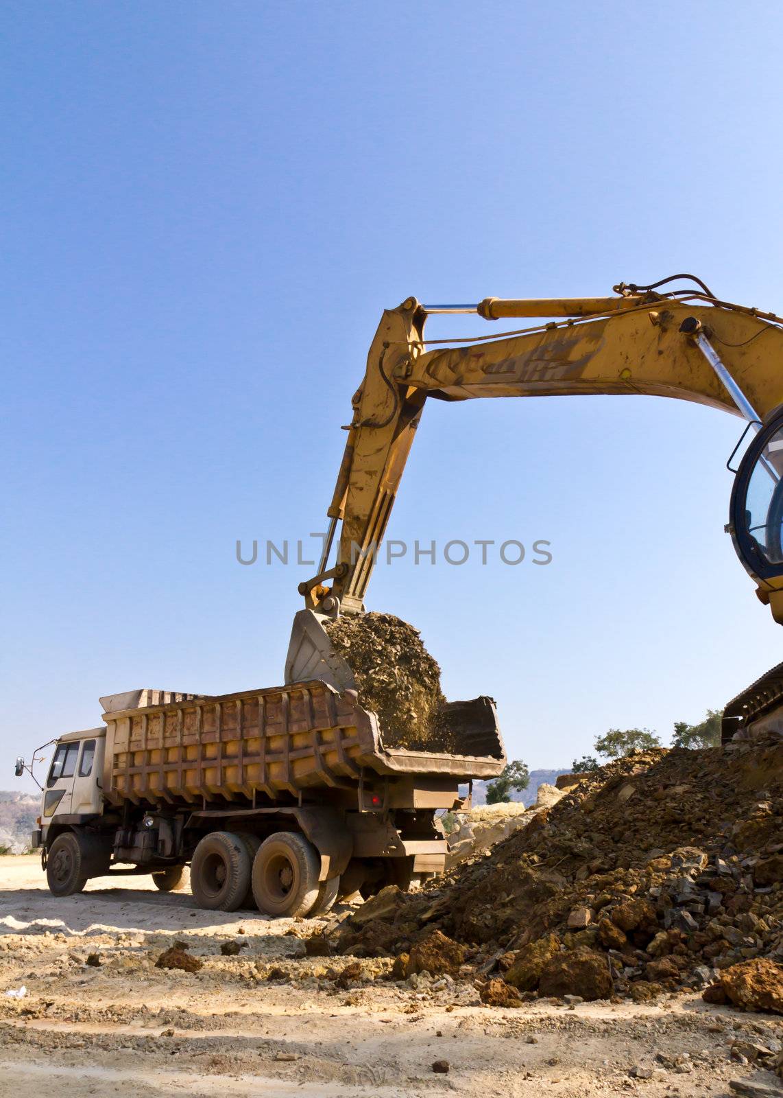 The dredge and the dumper truck work on building.